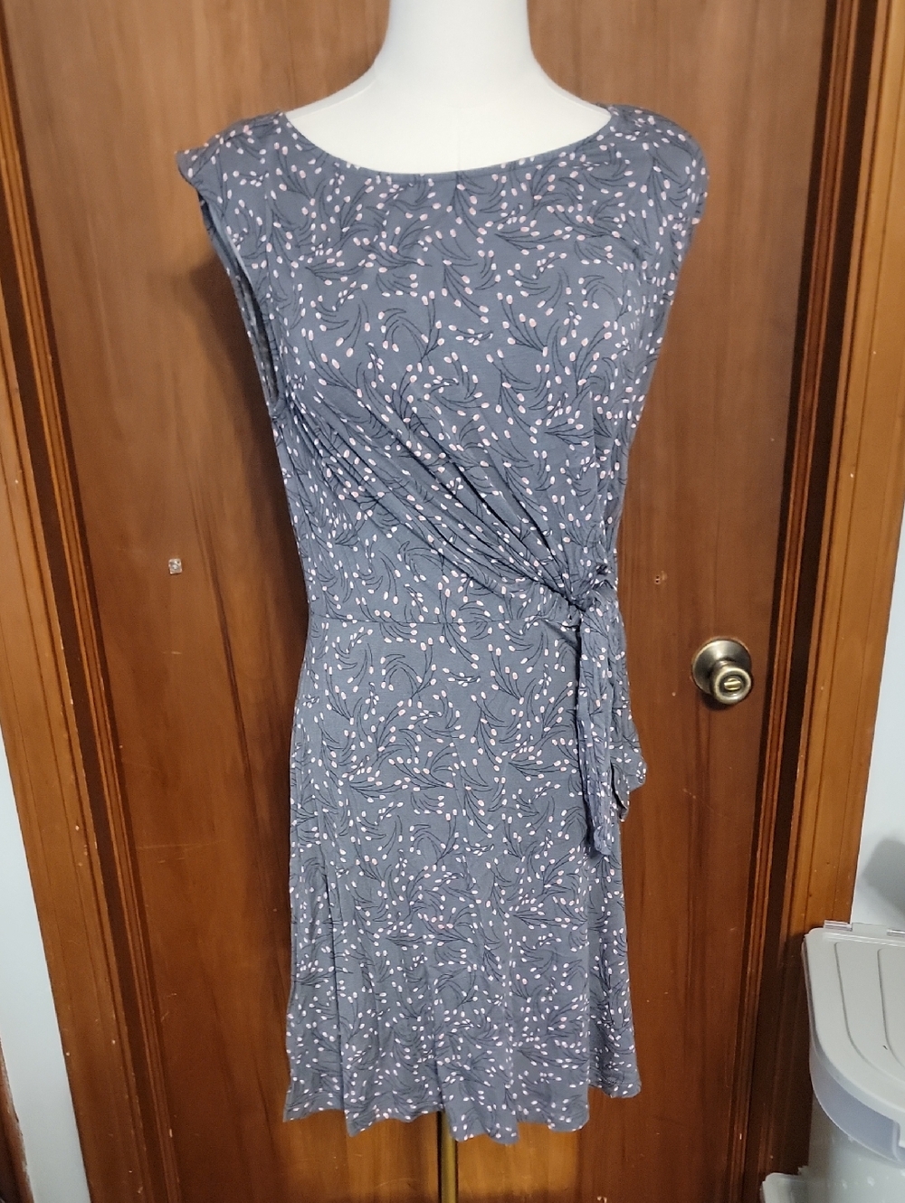 Sleeveless Gray Floral Tie-Waist Dress - Elegant Everyday